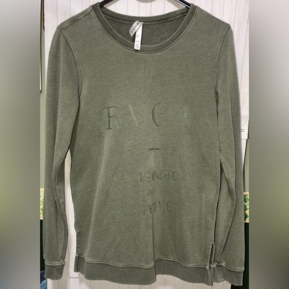 ☔️RVCA dusty green long sleeve sweatshirt